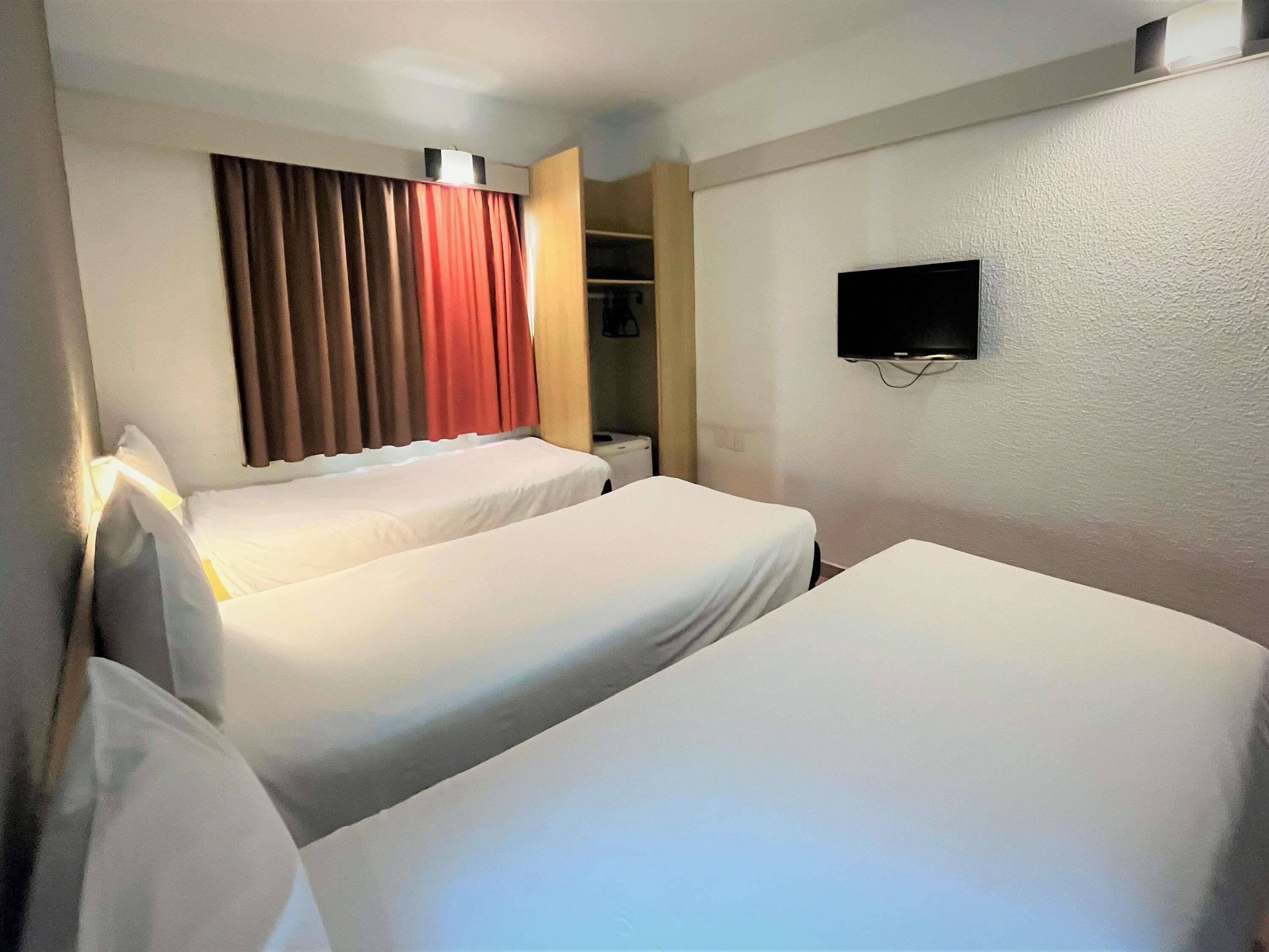 Standard Twin Room, 3 Twin Beds | Minibar, blackout drapes, free WiFi, bed sheets