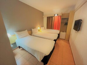 Standard-Zweibettzimmer, 3 Einzelbetten | Minibar, Verdunkelungsvorhänge, kostenloses WLAN, Bettwäsche