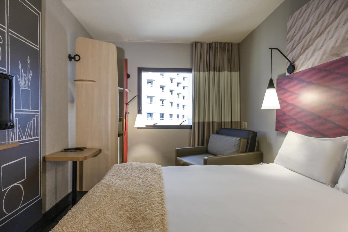 Minibar, blackout drapes, free WiFi, bed sheets