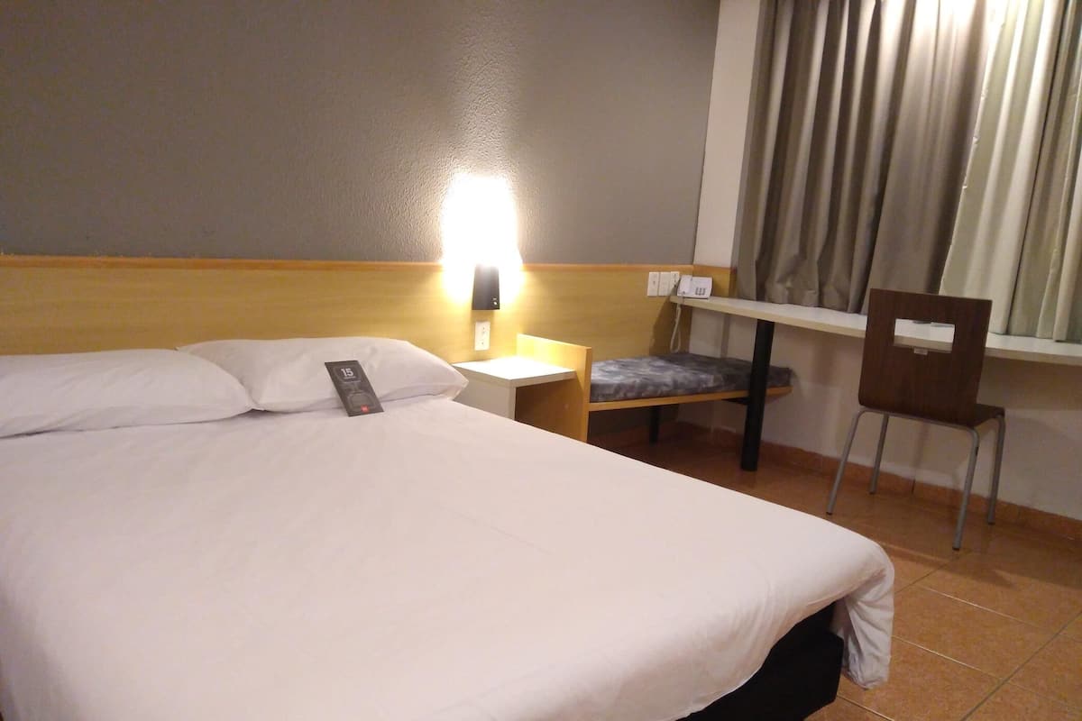 Minibar, cortinas blackout, wifi gratis y ropa de cama