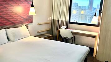 Rom – standard, 1 dobbeltseng | Minibar, blendingsgardiner, wi-fi (inkludert) og sengetøy