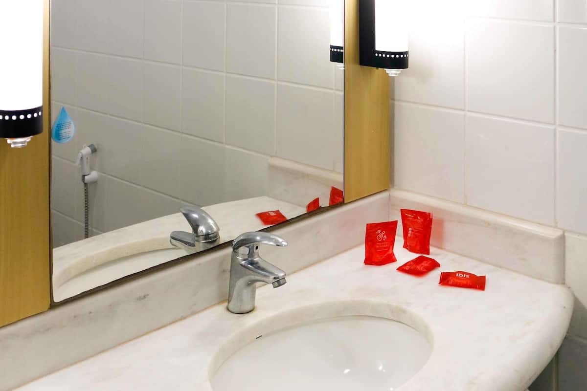 Minibar, cortinas blackout, wifi gratis y ropa de cama