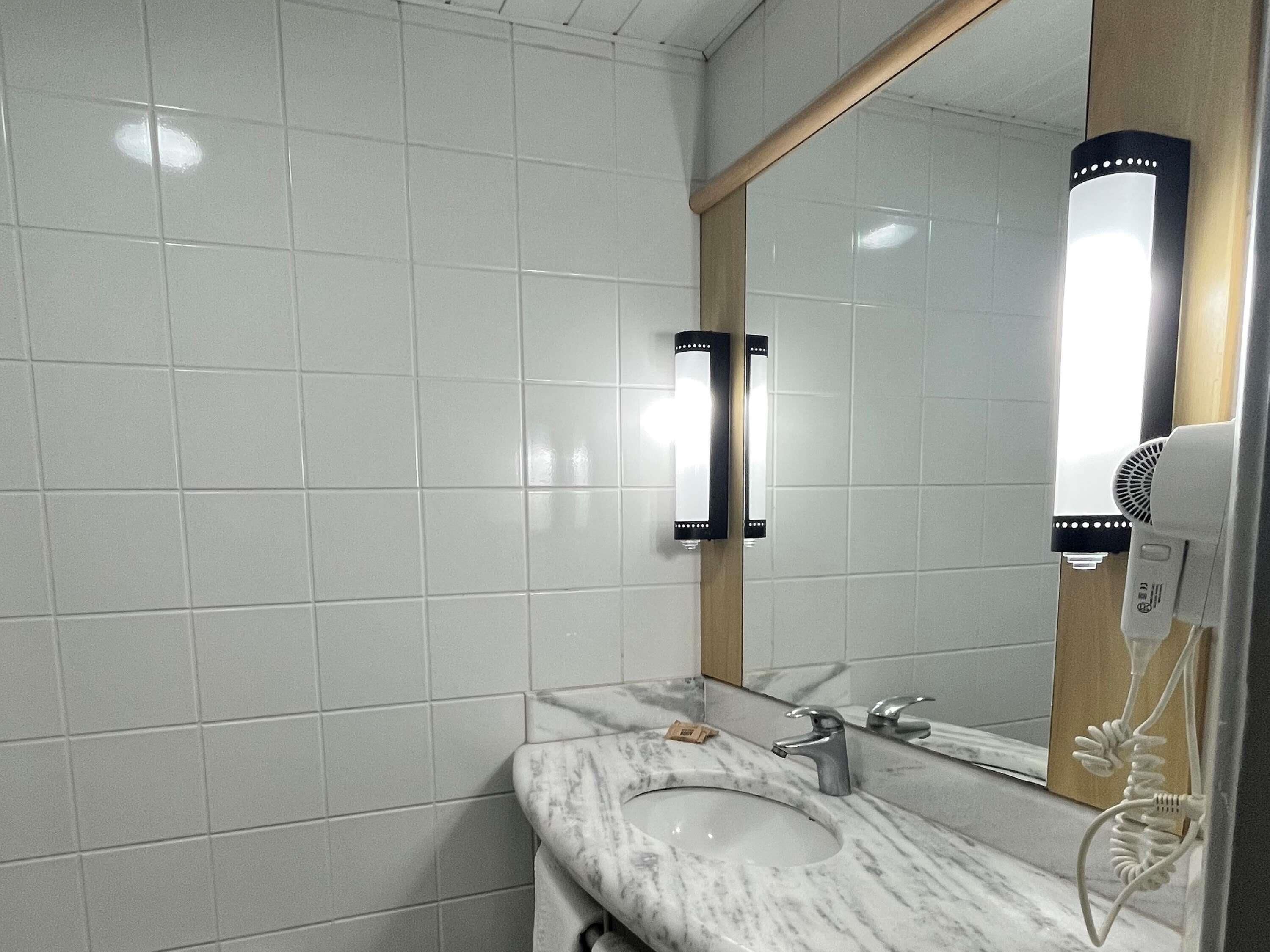 Standaard Twin kamer, 3 eenpersoonsbedden | Een minibar, verduisterende gordijnen, gratis wifi, beddengoed