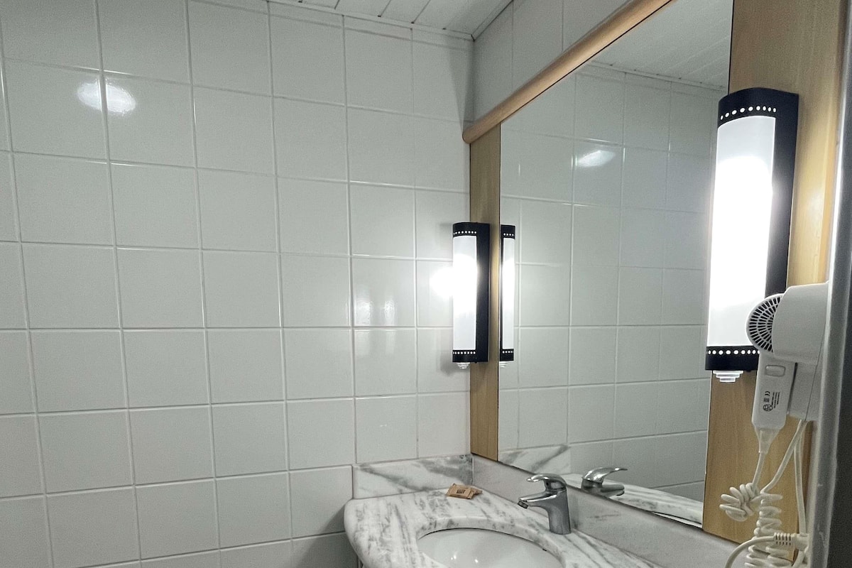 Minibar, cortinas blackout, wifi gratis y ropa de cama