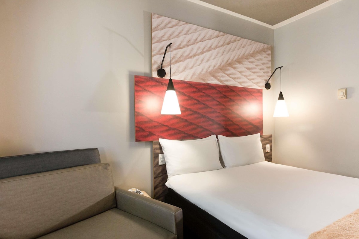 Minibaari, pimennysverhot, ilmainen Wi-Fi, vuodevaatteet