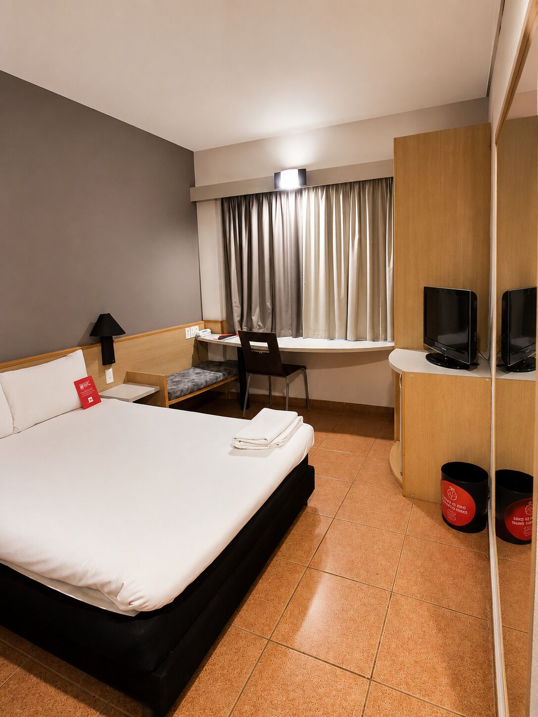 Appartement Standard, 1 lit double, accessible aux personnes à mobilité réduite | Minibar, rideaux occultants, Wi-Fi gratuit, draps fournis