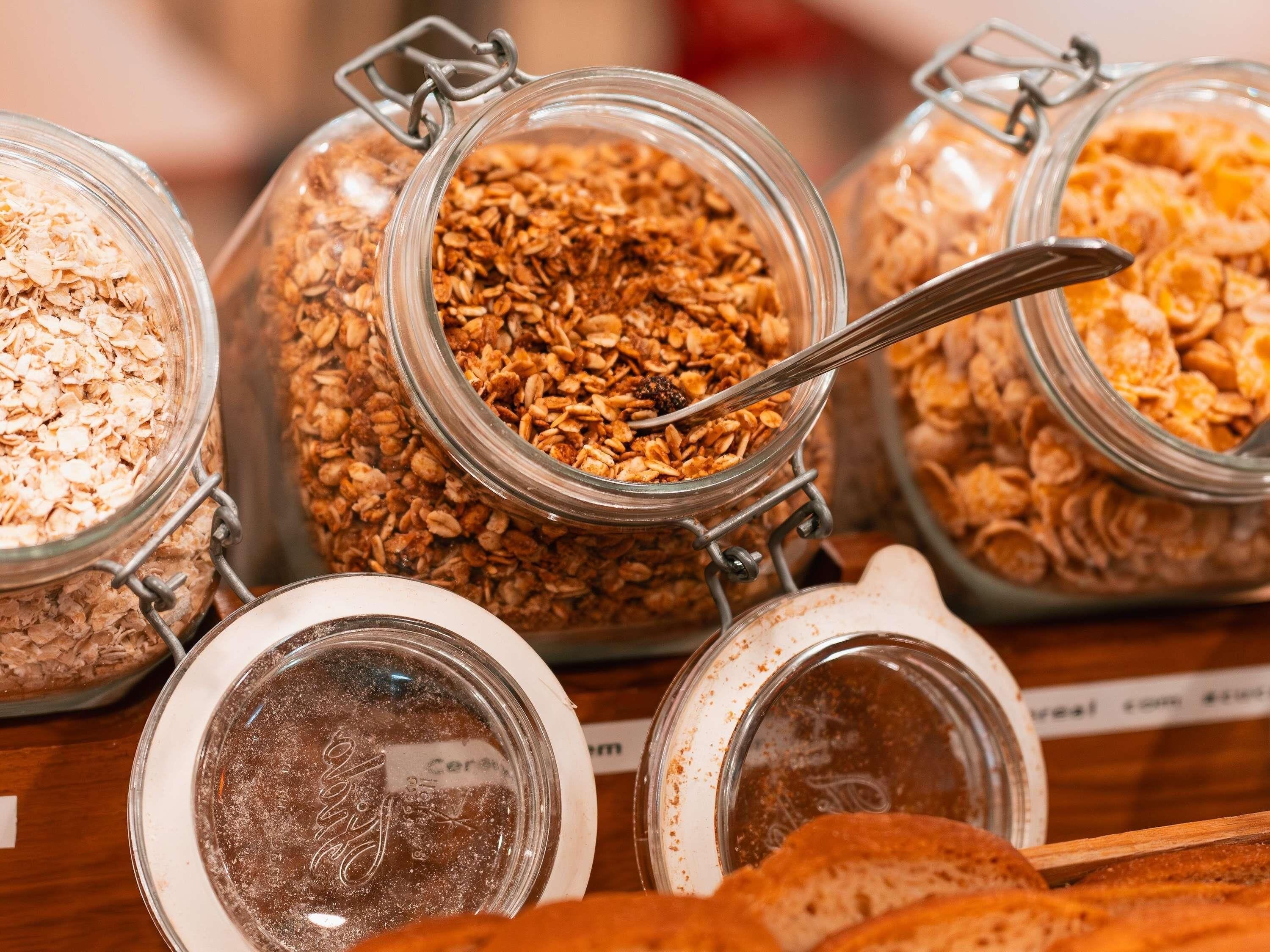 Se exhiben varios frascos de granola y cereales.