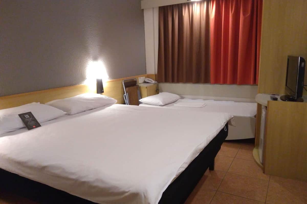 Minibar, cortinas blackout, wifi gratis y ropa de cama