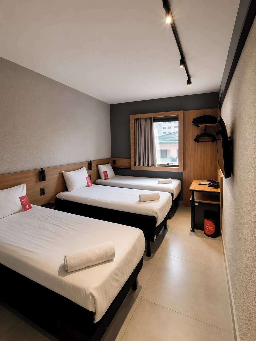 Chambre Standard avec lits jumeaux, 3 lits une place | Minibar, rideaux occultants, Wi-Fi gratuit, draps fournis
