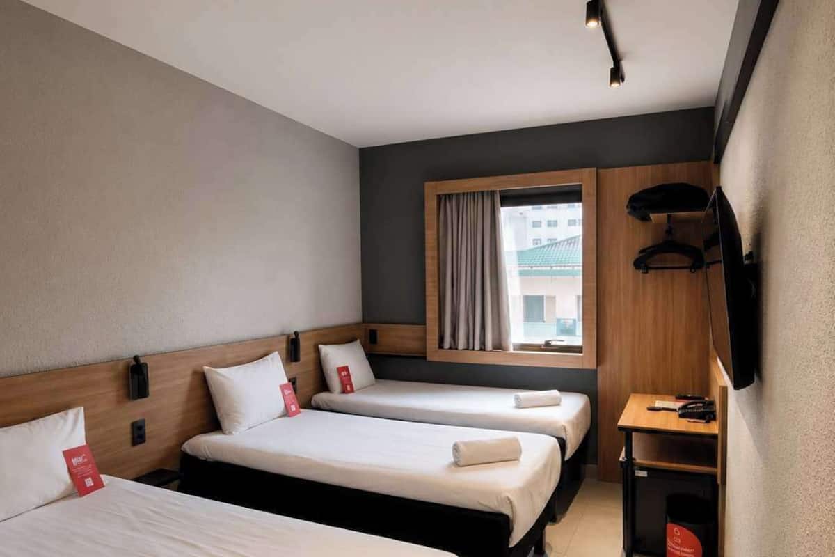 Chambre Standard avec lits jumeaux, 3 lits une place | Minibar, rideaux occultants, Wi-Fi gratuit, draps fournis