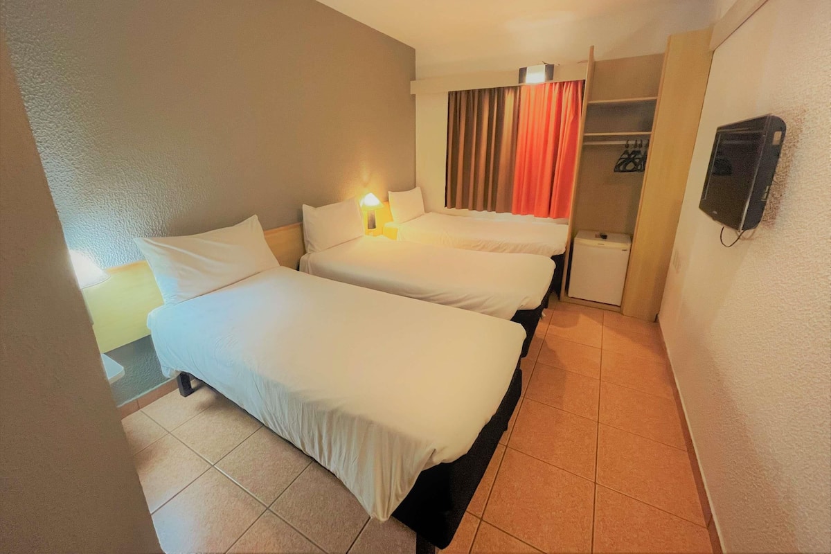 Standard Twin Room, 3 Twin Beds | Minibar, blackout drapes, WiFi (free), bed sheets