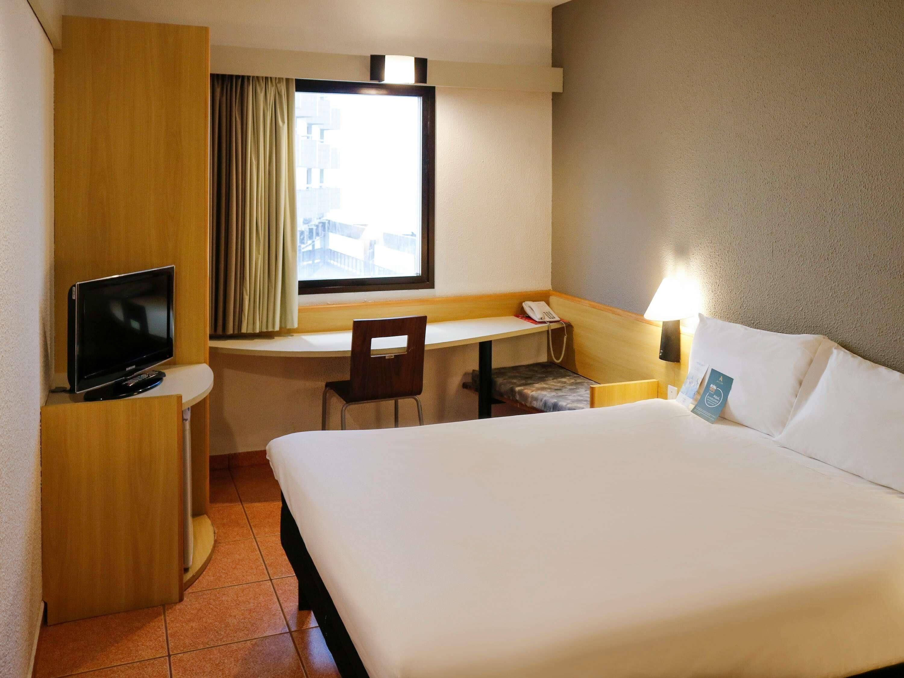 Minibar, blackout drapes, free WiFi, bed sheets