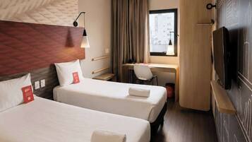 Minibar, cortinas opacas, wifi gratis y ropa de cama