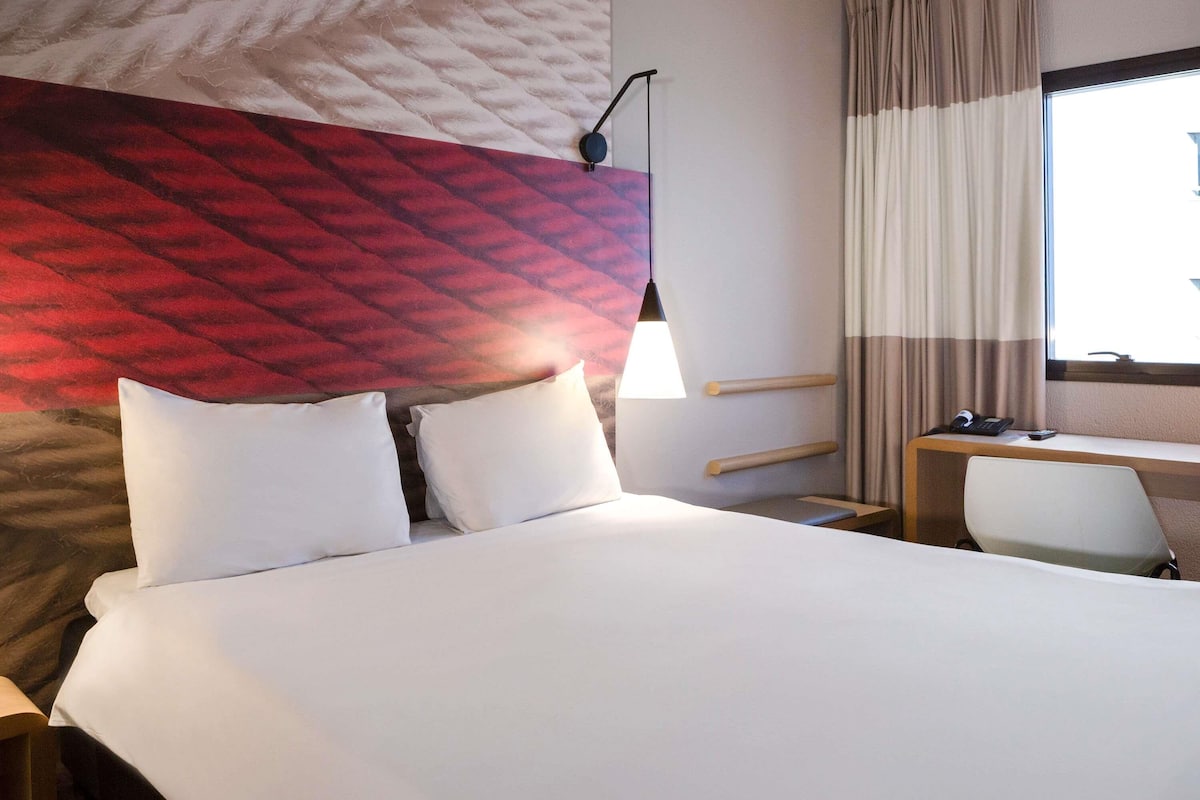 Minibar, blackout curtains, free WiFi, bed sheets