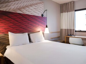 Minibar, blendingsgardiner, wi-fi (inkludert) og sengetøy