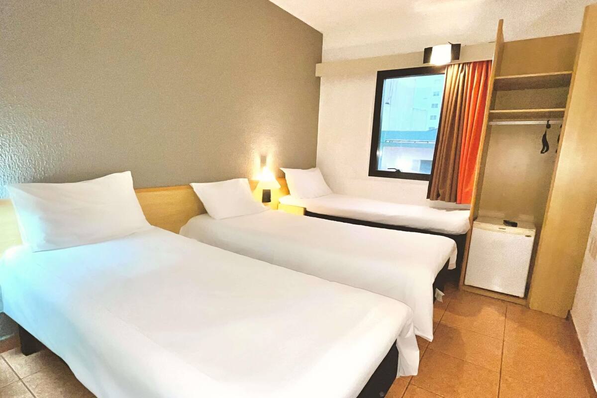 Chambre Standard avec lits jumeaux, 3 lits une place | Minibar, rideaux occultants, Wi-Fi gratuit, draps fournis