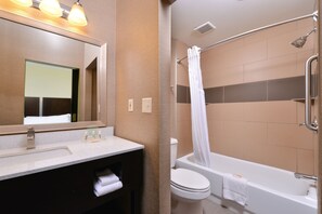 Combined shower/bathtub, designer toiletries, hair dryer, towels - Inn of West Little Rock (Little Rock)