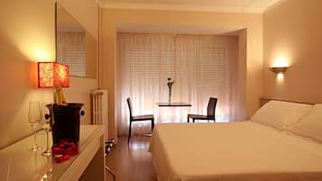 Minibar, in-room safe