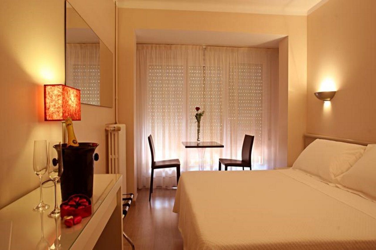 Minibar, in-room safe