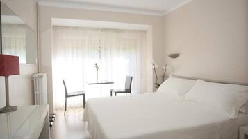 Minibar, in-room safe