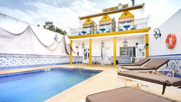 Außenpool (je nach Saison geöffnet), Liegestühle