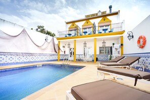 Seasonal outdoor pool, open 11:00 AM to 9:30 PM, pool loungers - Hostal Ciudad Trigueros (Trigueros)