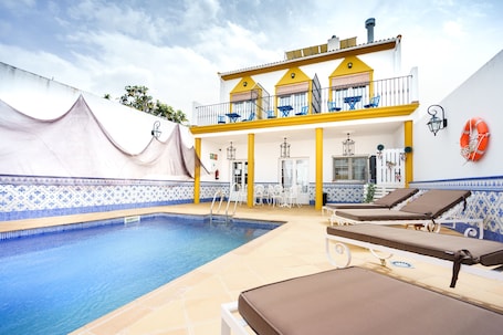 Una piscina al aire libre de temporada, sillones reclinables de piscina. Hostal Ciudad Trigueros
