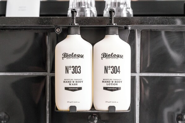 Dos botellas de productos de cuidado de la piel Biolgy, el jabón de manos y cuerpo N°303 y la loción N°304, ambos etiquetados como esenciales y de 375 ml.