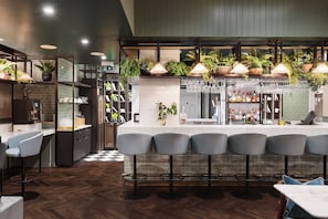 Serveert ontbijt, lunch, diner, internationale gerechten, tuinzicht