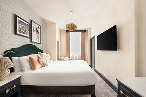 Standard Room, 1 Queen Bed | Pillow-top beds, free minibar, in-room safe, desk