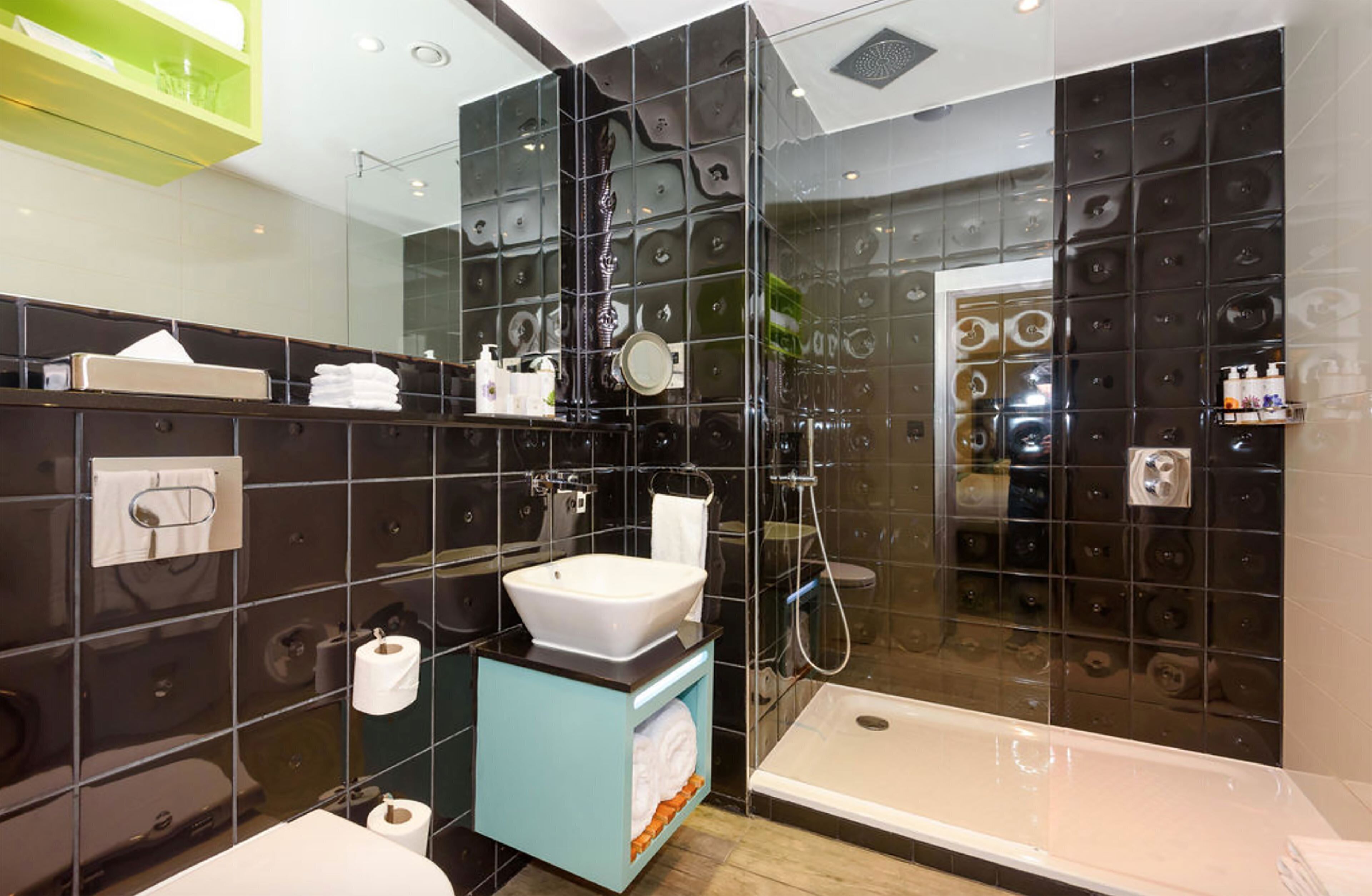 suite, 1 queen bed (extra bed) | bathroom | shower, free toiletries, hair dryer, bathrobes