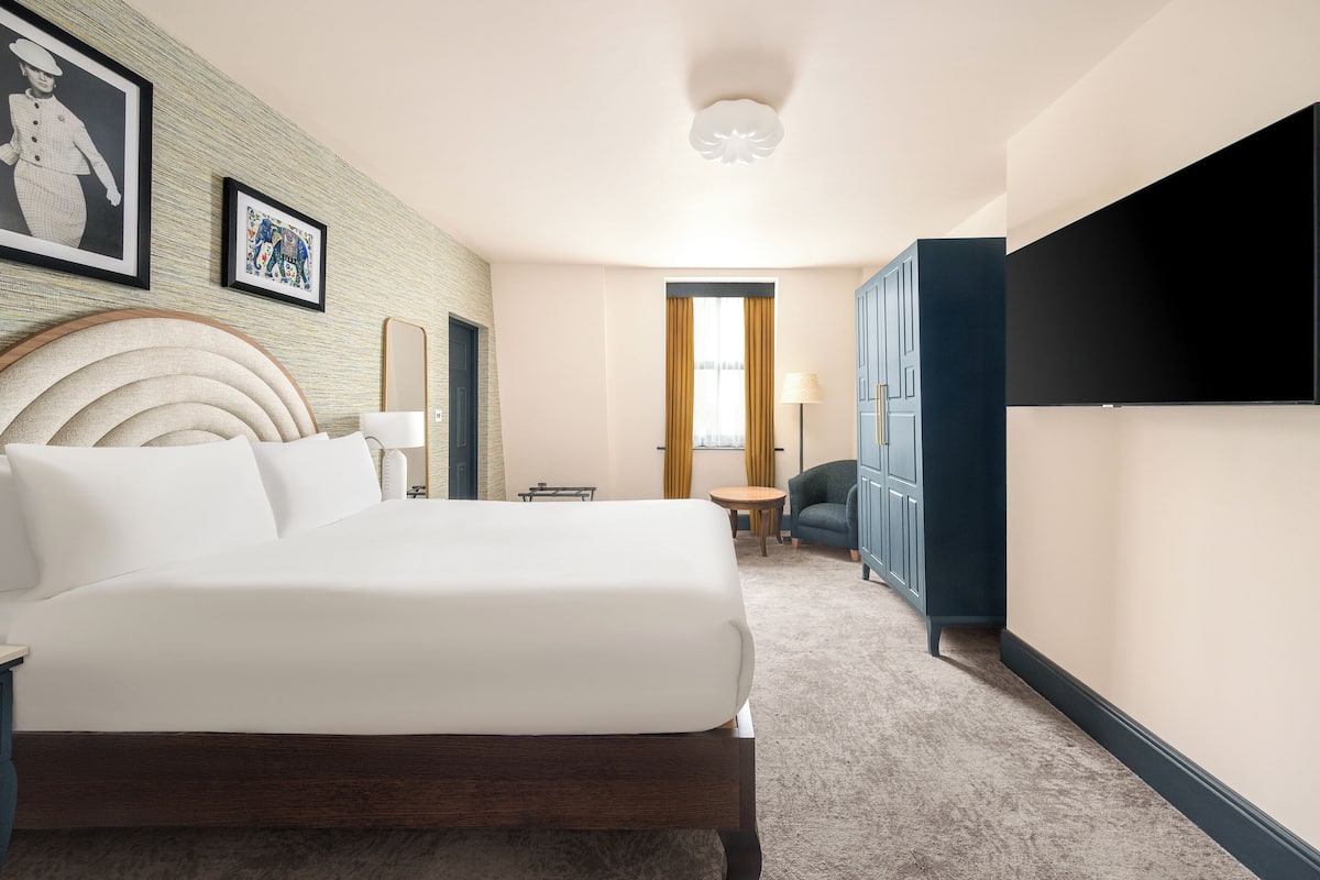Phòng Premium, 1 giường cỡ queen (Extra Bed) | Nệm có lớp đệm bông, két bảo mật tại phòng, bàn 