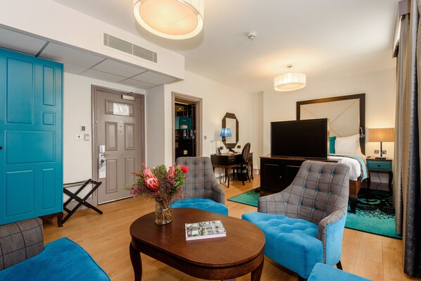 Suite, 1 queensize-seng | Minibar (inkludert), safe på rommet og skrivebord