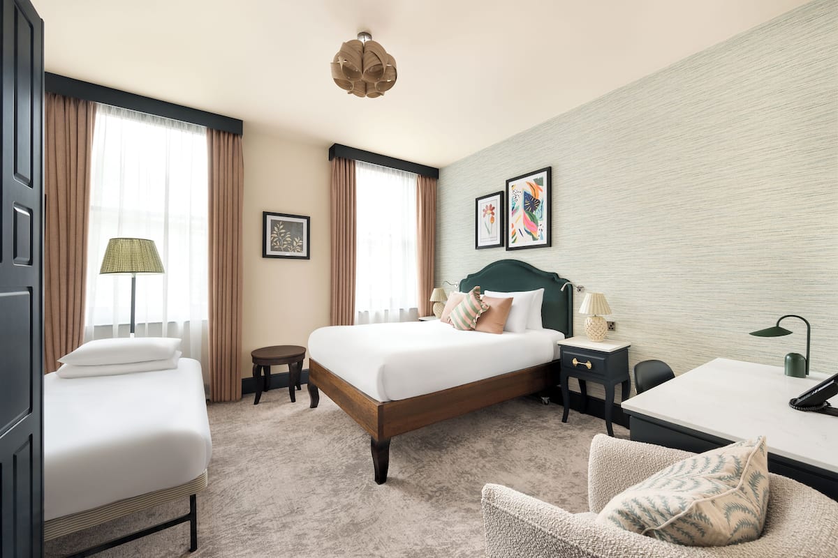 Phòng Suite, 1 giường cỡ queen (Extra Bed) | Nệm có lớp đệm bông, két bảo mật tại phòng, bàn 