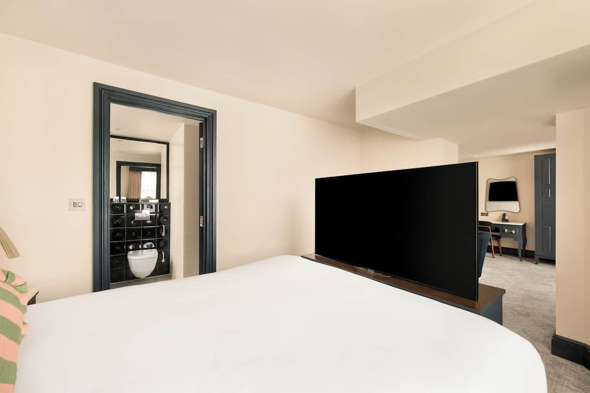 Suite, 1 Queen Bed | Free minibar, in-room safe, desk, laptop workspace