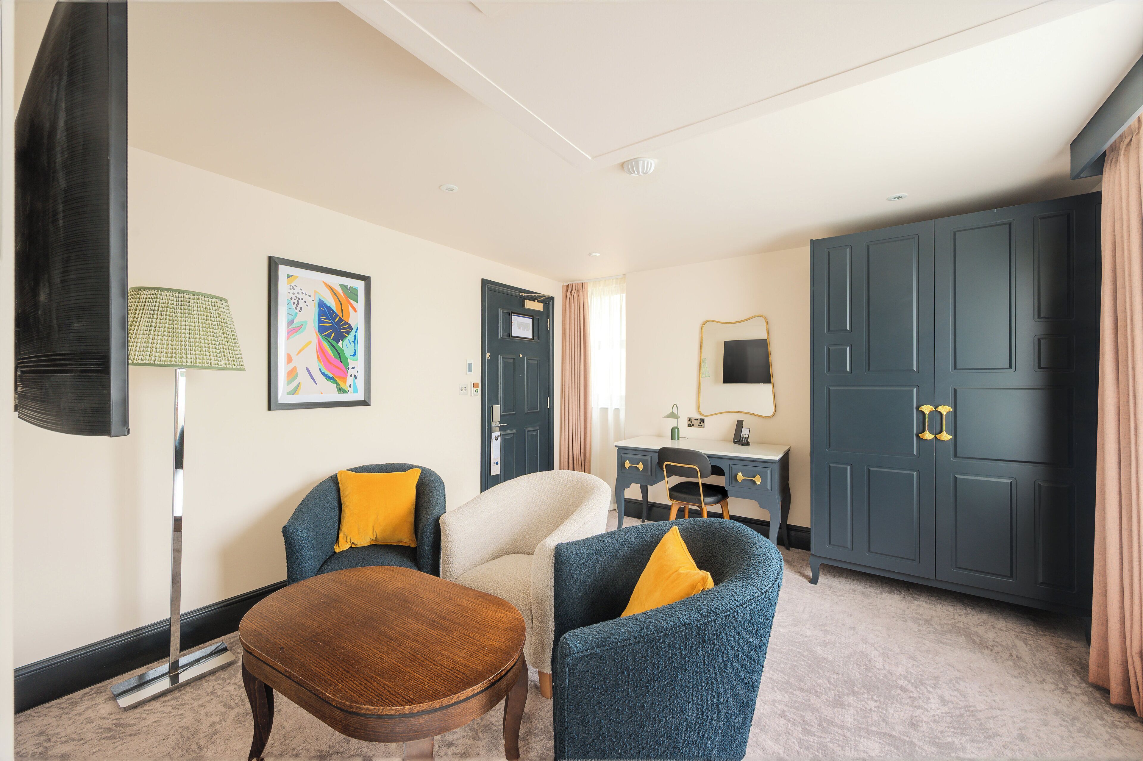 suite, 1 queen bed | 1 bedroom, free minibar, in-room safe, desk