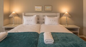 Twin Room | Bar mini, peti besi dalam bilik, dihias secara berasingan, meja 