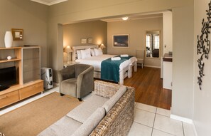 Minibar, caja de seguridad en la habitación y decoración personalizada 