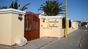 Un edificio en esquina con un letrero que dice 'Cornerstone Guesthouse'.