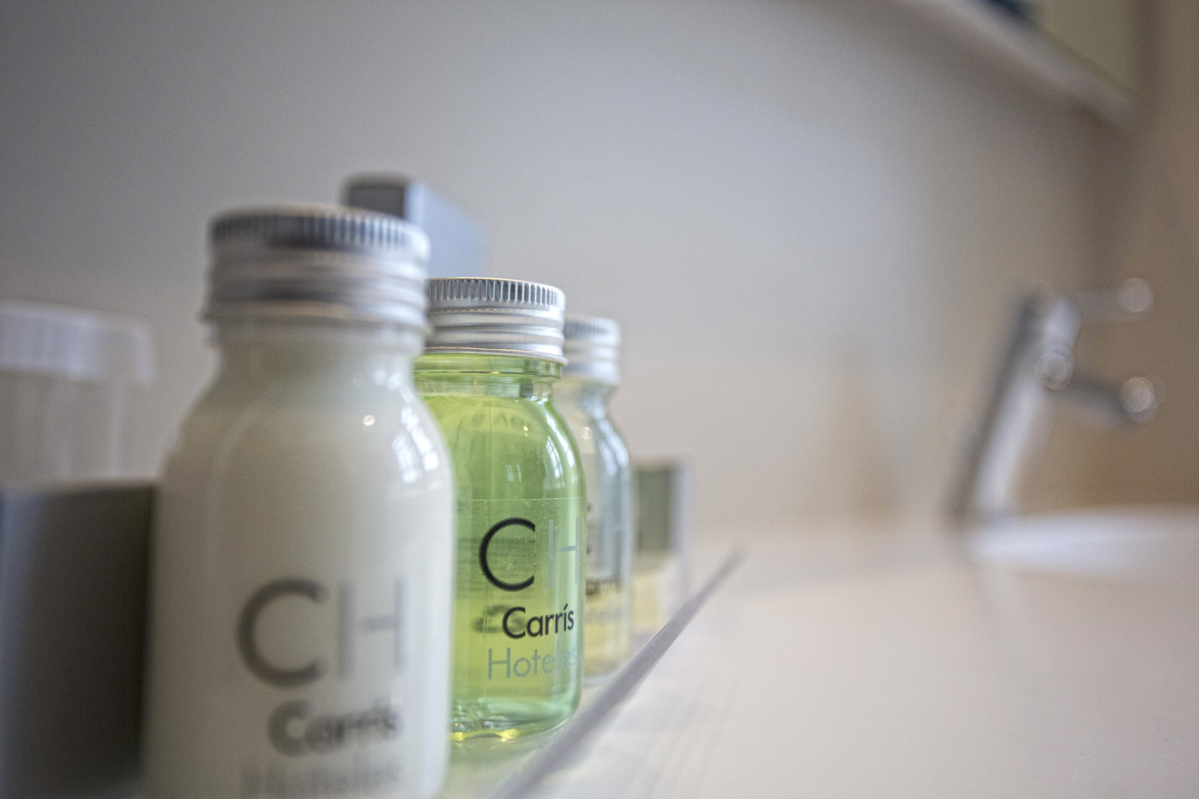 combined shower/bathtub, free toiletries, hair dryer, towels