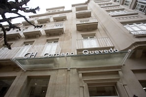 Um edifício com várias varandas e uma placa com a inscrição 'CH General Quevedo'.