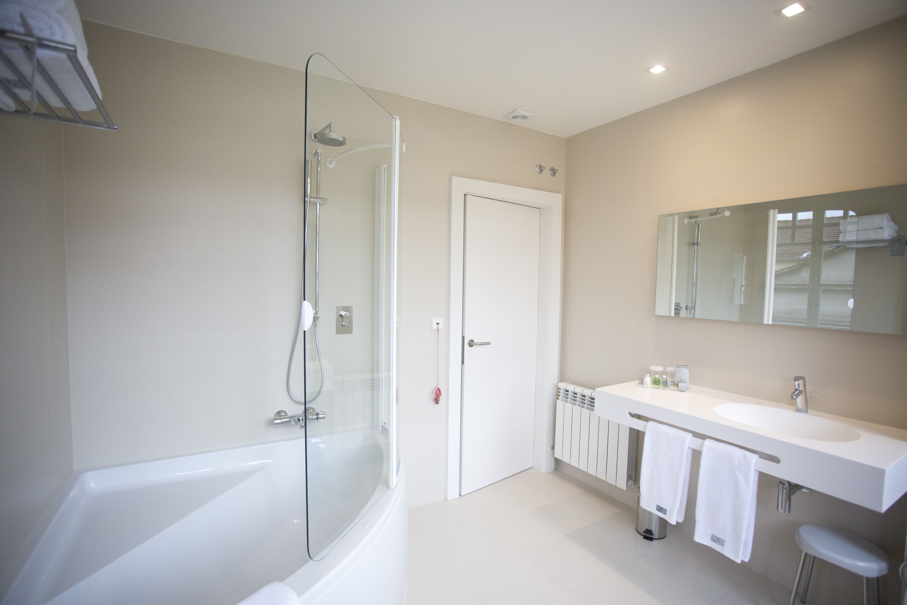 combined shower/bathtub, free toiletries, hair dryer, towels