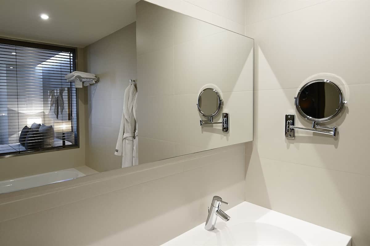 combined shower/bathtub, free toiletries, hair dryer, towels