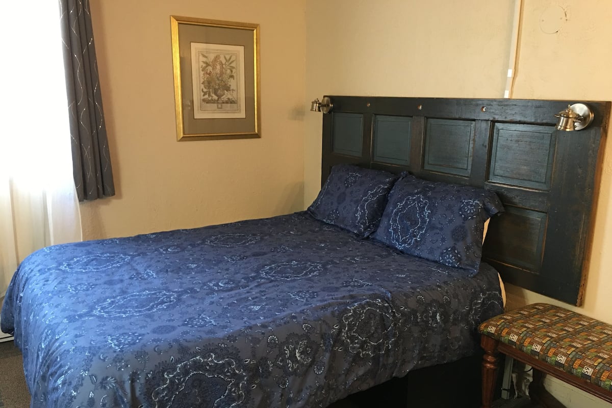 Standard Queen Room, 1 Queen Bed | Memory-foam beds, blackout curtains, bed sheets