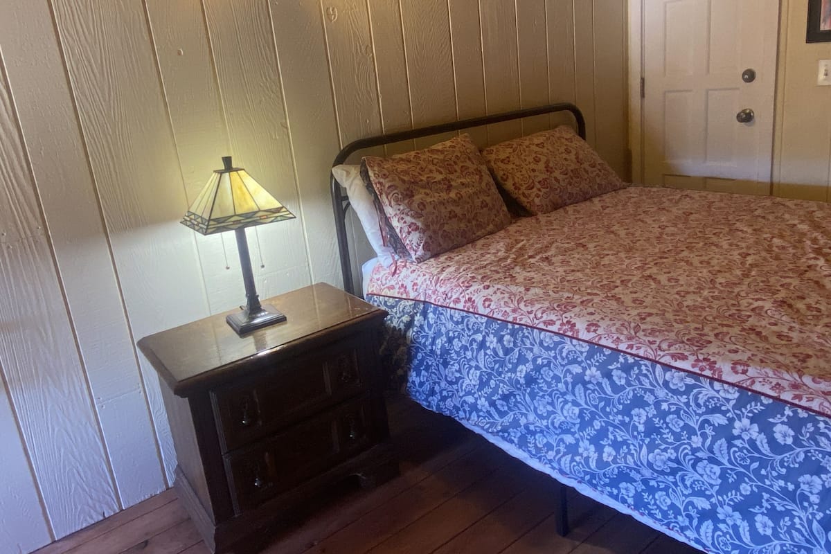 1 bedroom, memory foam beds, blackout drapes, bed sheets