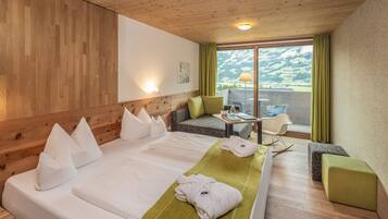 Phòng Suite Cao cấp, ban công (Zirbensuite) | Bộ đồ giường cao cấp, két bảo mật tại phòng, bàn