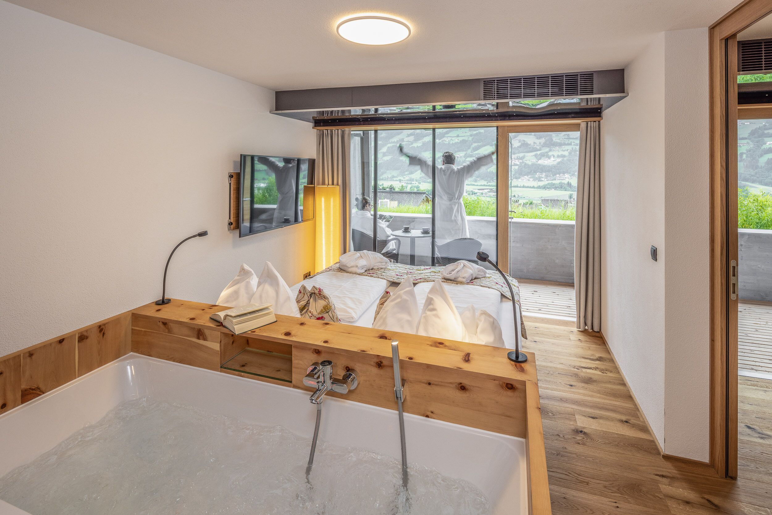 deluxe studio suite, balcony | premium bedding, in-room safe, desk, laptop workspace