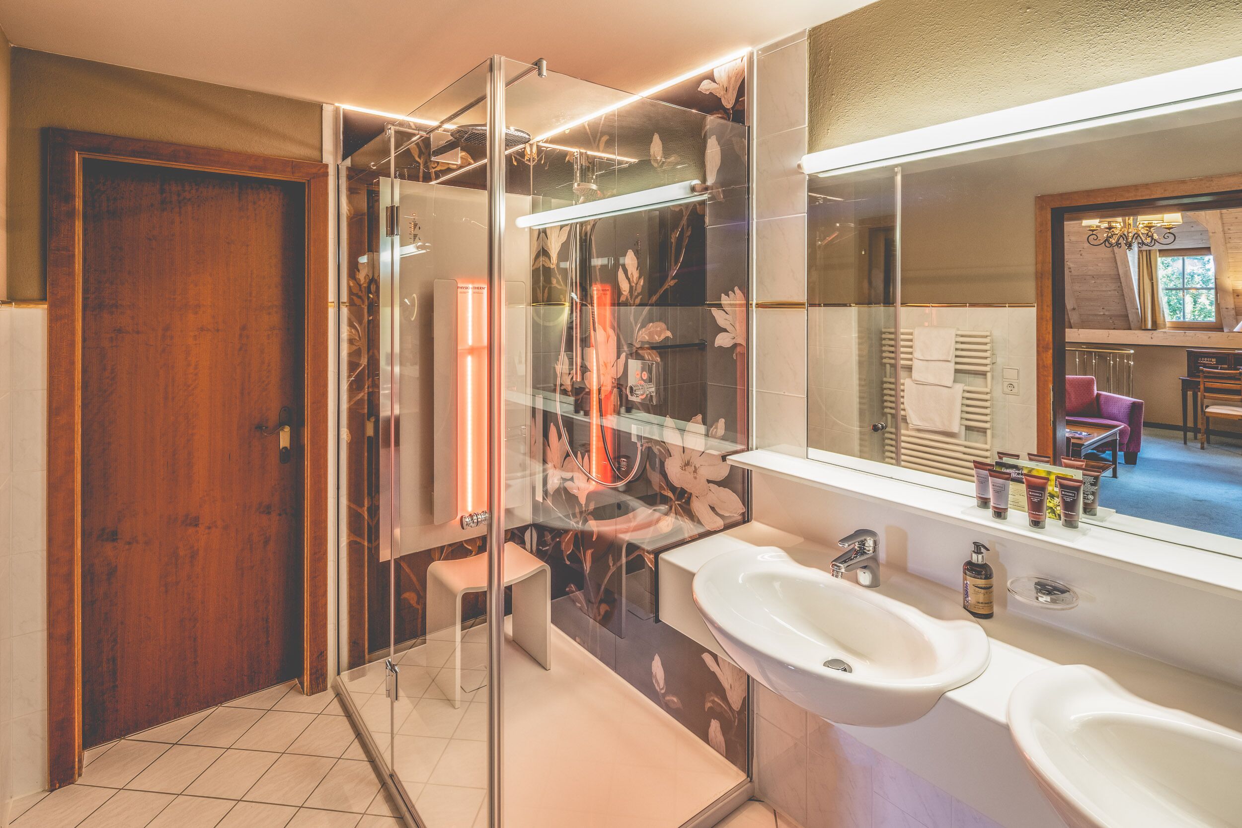 romantic suite, balcony | premium bedding, in-room safe, desk, laptop workspace