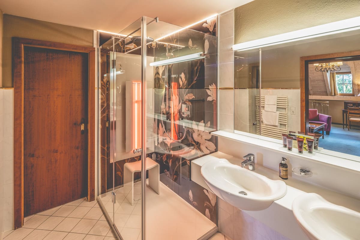 romantic suite, balcony | premium bedding, in-room safe, desk, laptop workspace