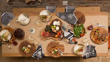 2 restaurants, lunch served